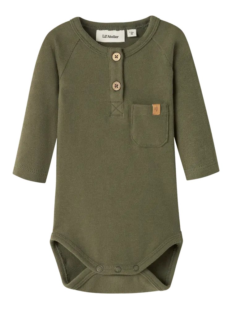 Lil' Atelier Luno Langærmet Slim Body - Winter Moss - 56 billede