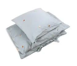 Baby sengetøj GOTS (70x100 cm) Broderet Cool Summer Pearl Blue