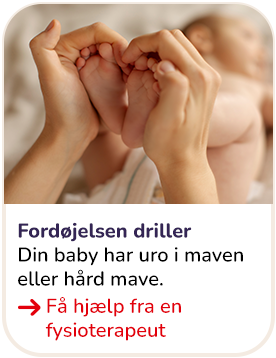 Forælder holder babys fødder – få hjælp fra en osteopat ved uro i maven eller hård mave.
