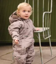 ett barn ute i naturen med en fleece på