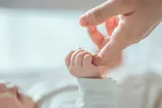 baby og voksen holder i hånd - kundeservice i babysam