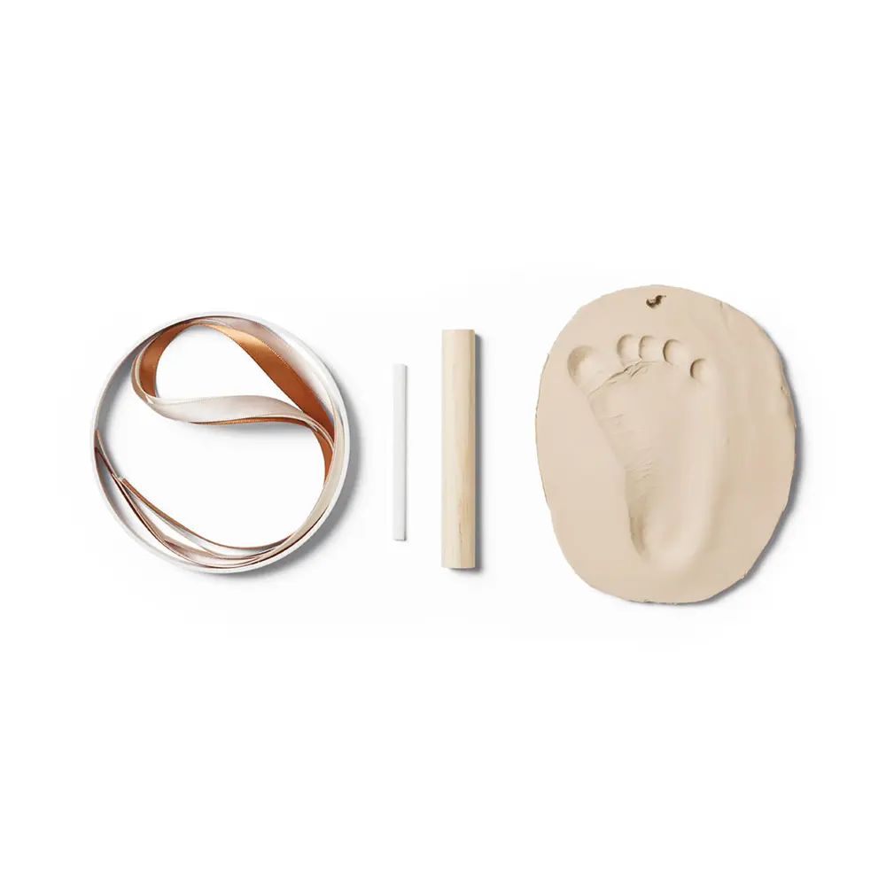 Vanilla Copenhagen - Hånd Og Fodaftryk Ler Ophæng - Beige - ø11 Cm