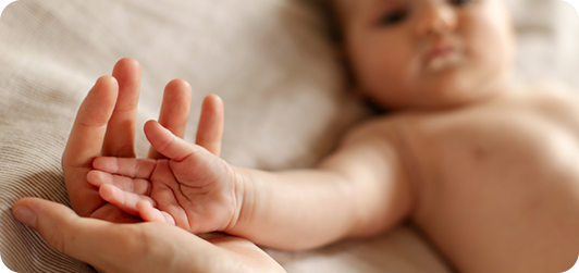 Mor og baby sammen – læs mere om Falck Sundhedshjælp Børn og medlemsfordelen hos BabySam.