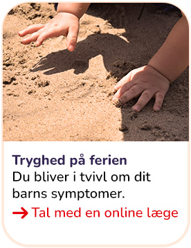 Baby leger i sandet på ferie – få hjælp fra en online læge i udlandet med Falck.